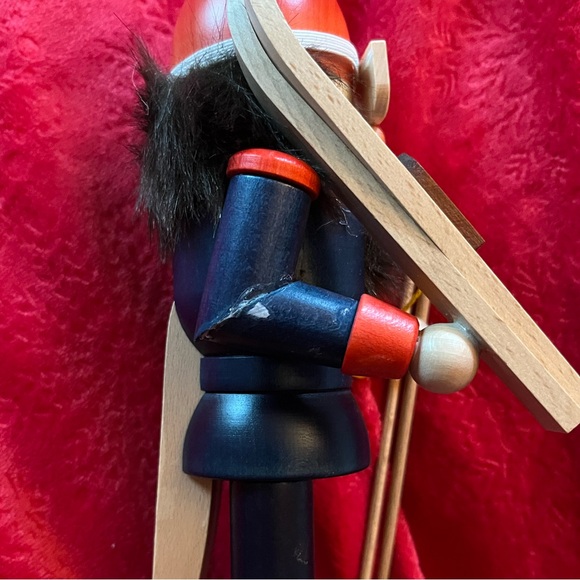 Ski Santa with sunglasses nutcracker - Picture 13 of 13